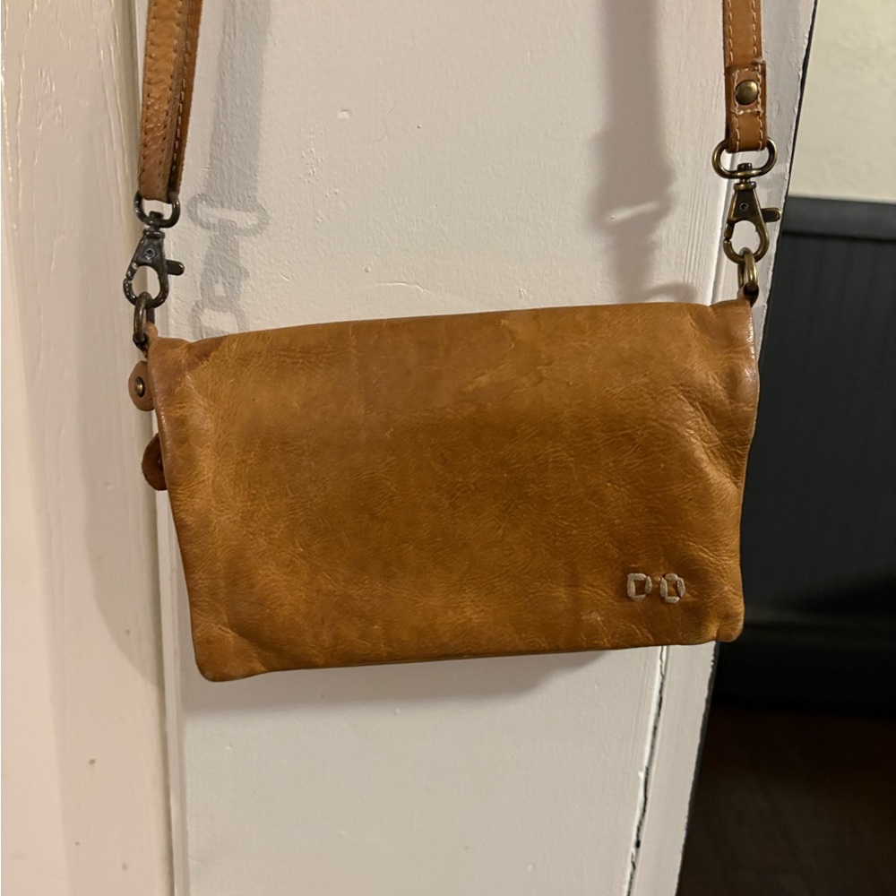 BedStu genuine leather cross body purse.
